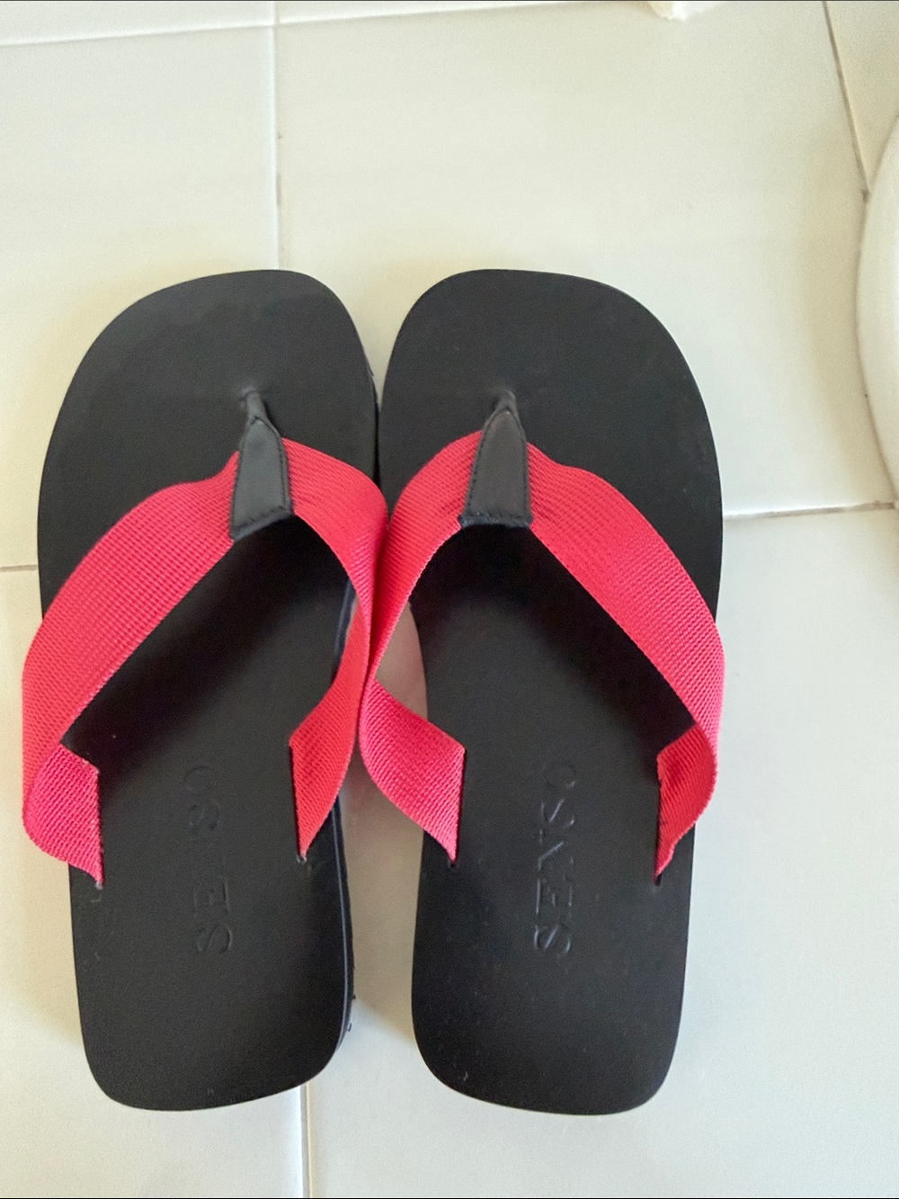 SENSO Black Flip Flop Sandals with Red Straps